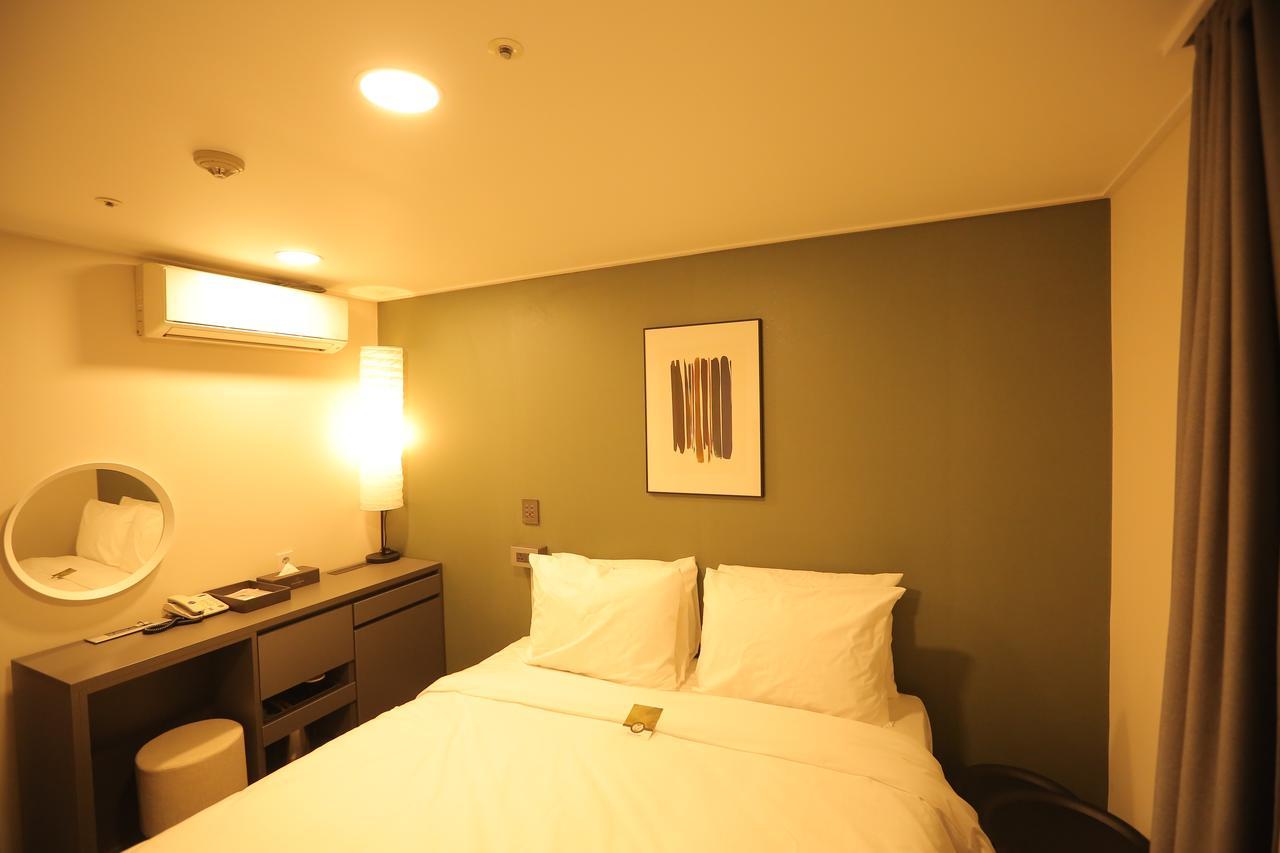 The Hotel Young Inn Seoul Exterior photo